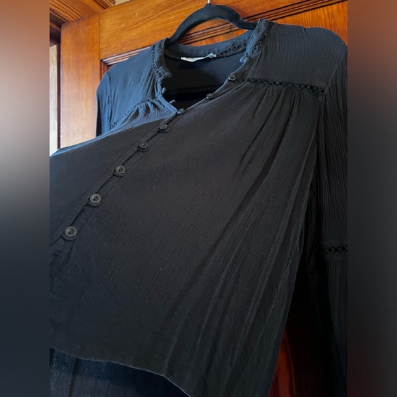 ⭐️Hollister⭐️ Long sleeve black blouse, size Medium ⭐️ - Picture 4 of 12